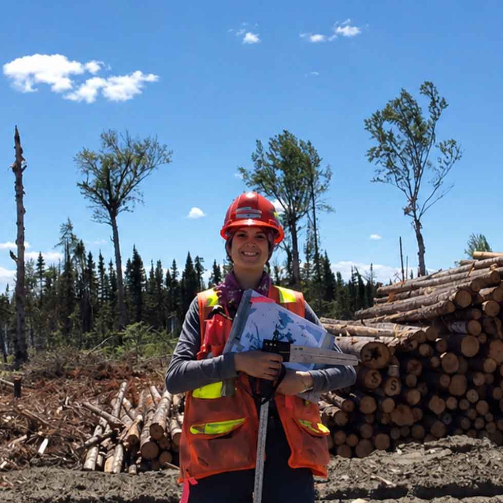 femme-travail-devant-bois-agir-agence-de-gestion-integree-des-ressources-normandin-lac-st-jean