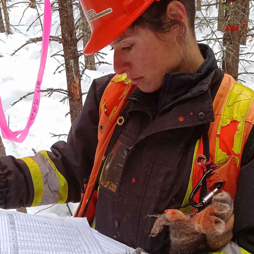 femme-travail-foret-avec-papier-agir-agence-de-gestion-integree-des-ressources-normandin-lac-st-jean