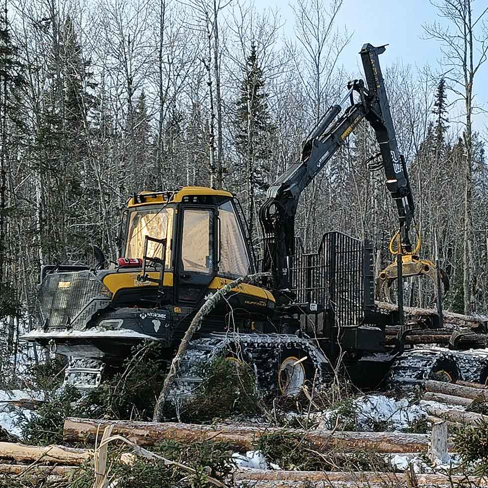 transporteur-jaune-foret-hiver-neige-agir-agence-de-gestion-integree-des-ressources-normandin-lac-st-jean